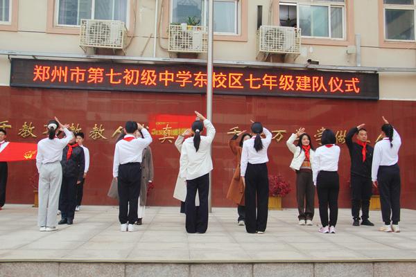 学生代表与辅导员敬礼 学生代表与辅导员敬礼